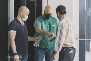 Cumprindo os protocolos de segurança.